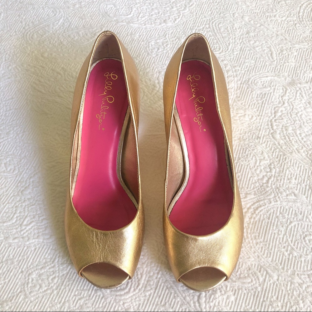 Lilly Pulitzer Resort Chic Wedge in Gold size 6